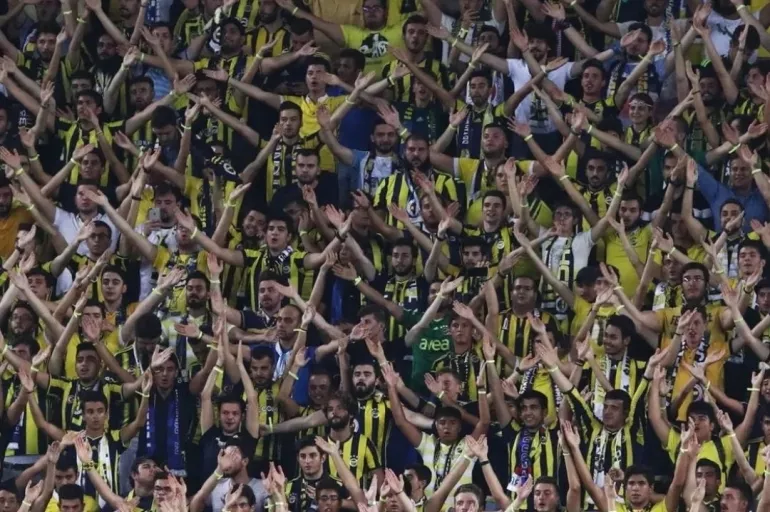 Fenerbahçe tribünlerinde siyasi provokasyon