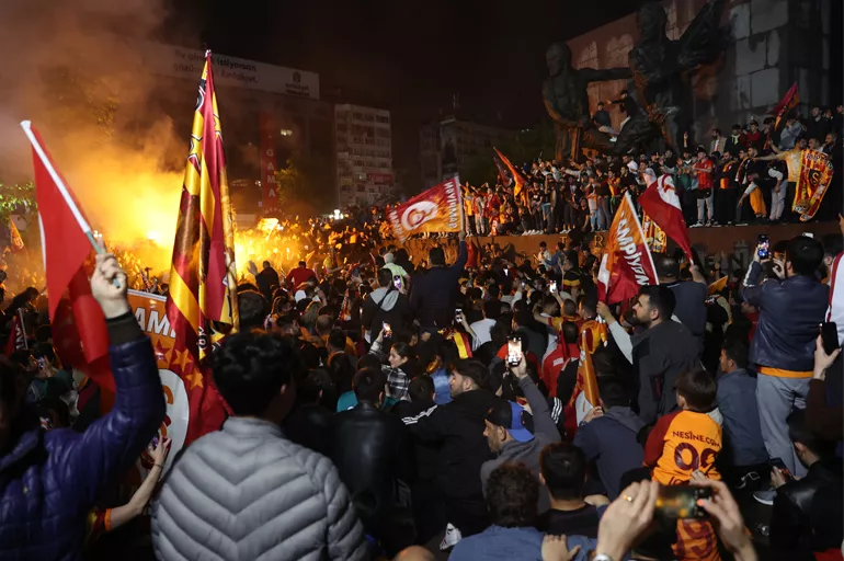 Galatasaray'dan ezeli rakiplerine göndermeli şampiyonluk paylaşımları