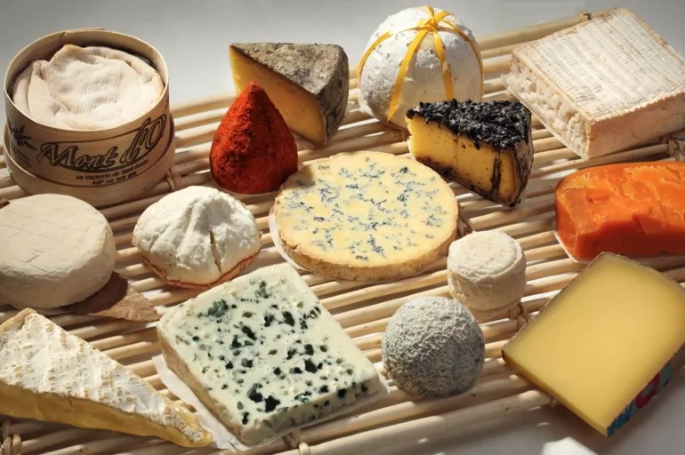 Hangi peynirler daha sağlıklı?  Onları yiyenler kalsiyum ve protein depolarını dolduruyor