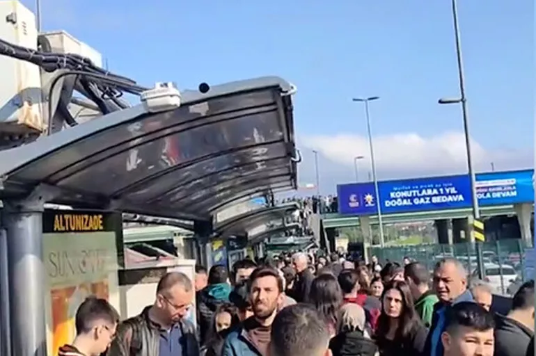 İstanbullunun bitmeyen çilesi: Altunizade'deki metrobüs durağında izdiham! 
