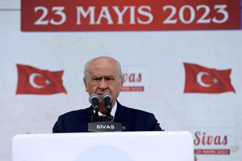 MHP lideri Bahçeli Sivas'tan sordu: 'Türkiye'yi 7'ye bölmek, 7 cumhurbaşkanı yardımcısıyla ortalığı çarçur etmenin manası var mıdır?'