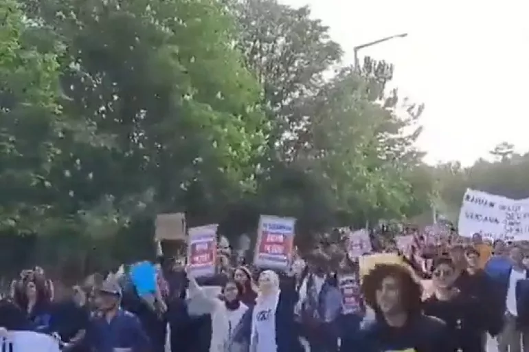 ODTÜ’de bir grup öğrenciden LGBT bayraklarıyla Kılıçdaroğlu'na destek yürüyüşü