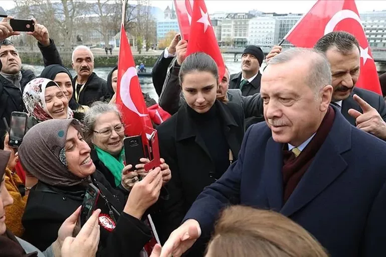 Seçim sonuçları coşkuyla kutlanıyor: Erdoğan’ın maketine sarılıp, öptü!
