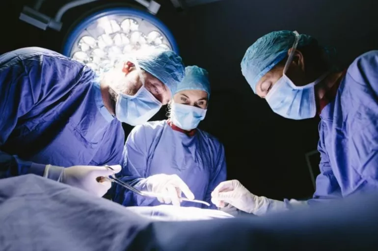 Tıp dünyasında bir ilk! Anne karnındaki bebeğe beyin ameliyatı yapıldı