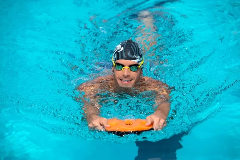 Yüzme fobisi nasıl aşılır? Yüzme kursları korkuyu aşmaya yardım eder mi?
