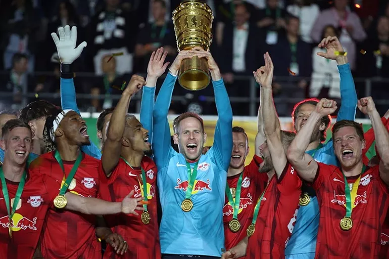 Almanya Kupası üst üste ikinci kez Leipzig'in!