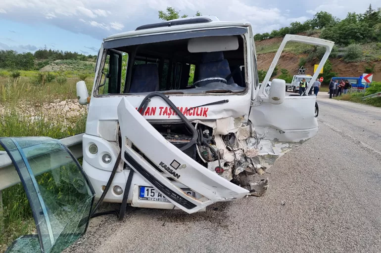 Burdur'da işçi minibüsüyle otomobil çarpıştı: Çok sayıda yaralı var!