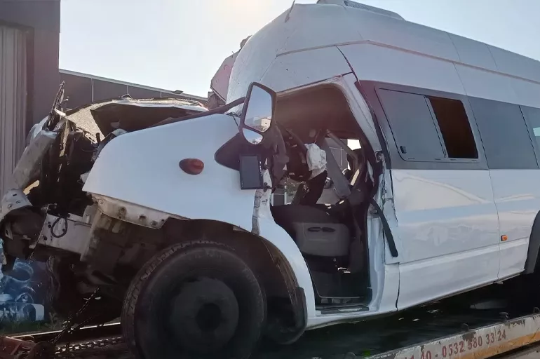Bursa'da sporcuları taşıyan minibüs, kamyona çarptı: 1 ölü, 16 yaralı