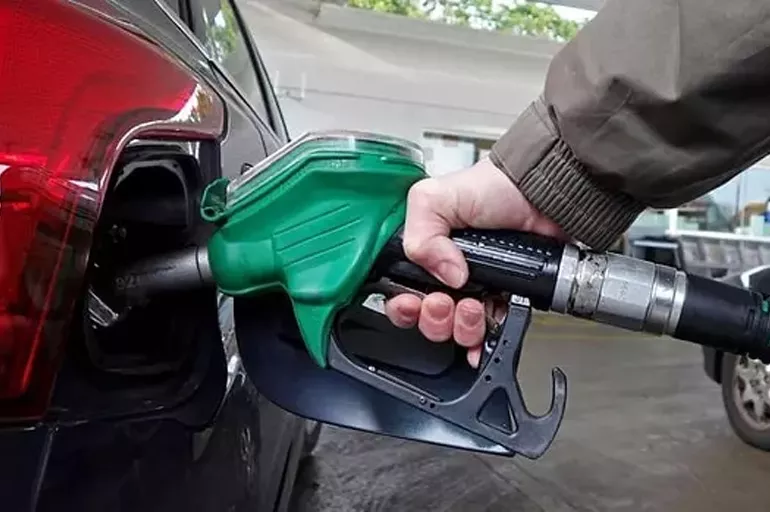 DOLAR YÜKSELDİ! Rekor sonrası akaryakıt fiyatlarına zam geliyor: Bakın benzin-motorin kaç lira olacak?