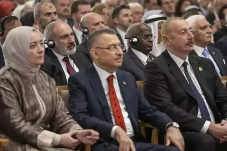 Ermenistan Başbakanı Paşinyan'a mesaj: Külliye'deki törende Aliyev'in arkasına oturtuldu!