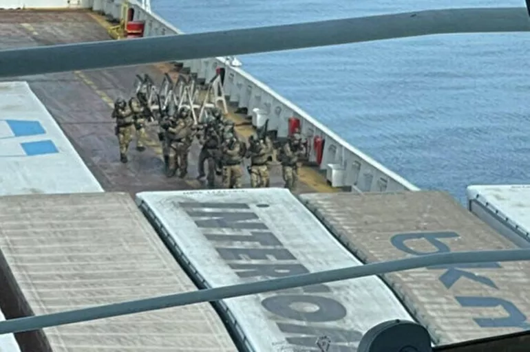 Kaçak göçmenlerin alıkoyduğu Türk gemisi İtalyan özel kuvvetleri tarafından kurtarıldı