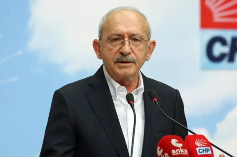 Kılıçdaroğlu'nun açıklamalarını dinleyen CHP'li kadın sinir krizi geçirdi: Yeter artık istifa et