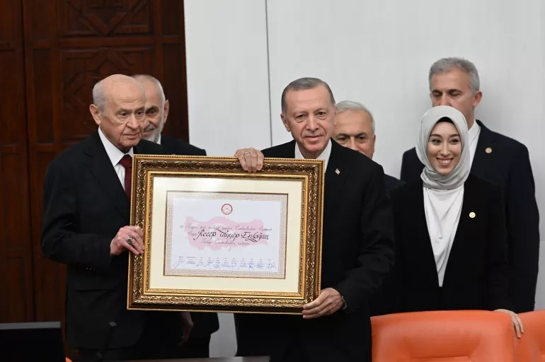 Türkiye Yüzyılı'nın ilk günü! Cumhurbaşkanı Erdoğan mazbatasını aldı yemin etti