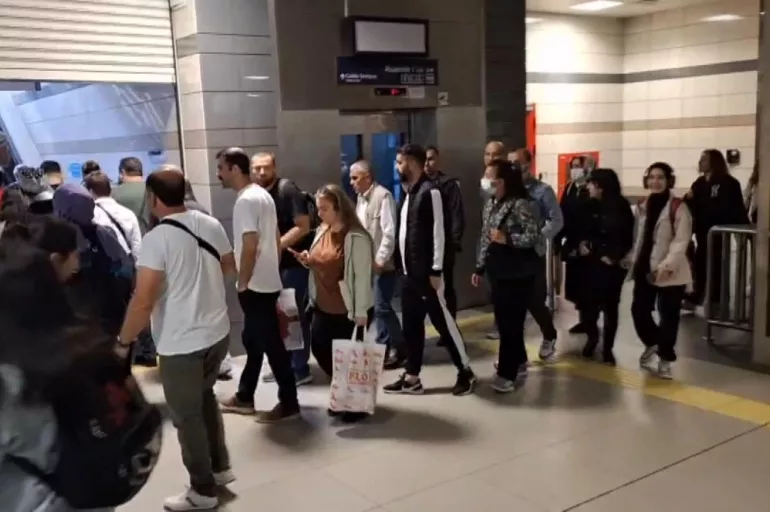 Üsküdar-Çekmeköy metrosunda arıza! İstanbullu isyan etti