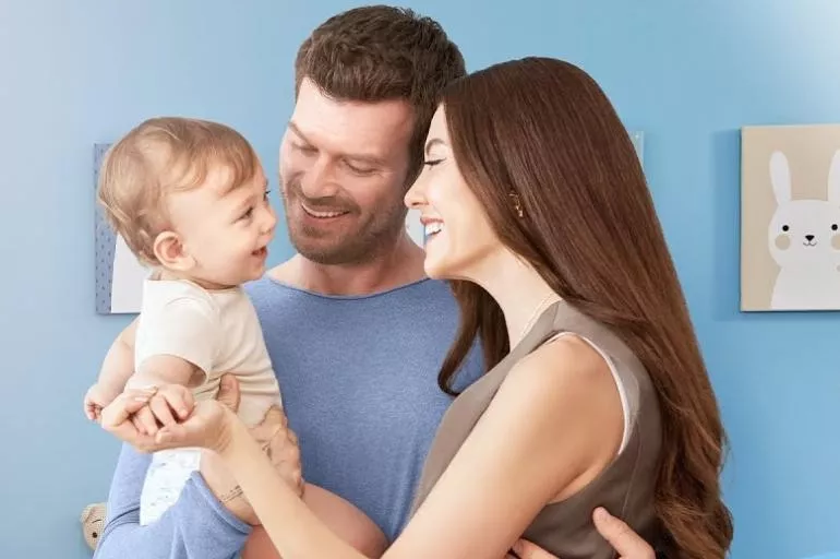 Kıvanç Tatlıtuğ Molfix reklamındaki bebek kendi çocuğu mu? Reklamdaki bebek Kıvanç Tatlıtuğ'un oğlu Kurt Efe mi? - TRHaber