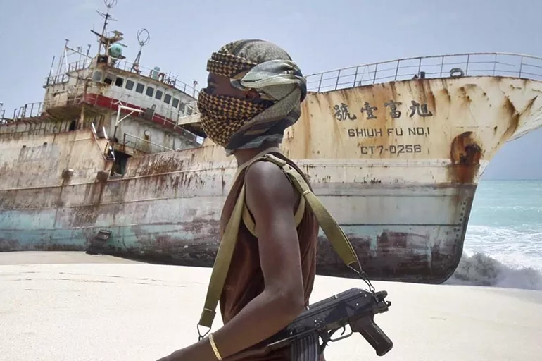 İran'ın başı dertte: Somalili korsanlar İran'a ait bir gemiyi daha kaçırdı