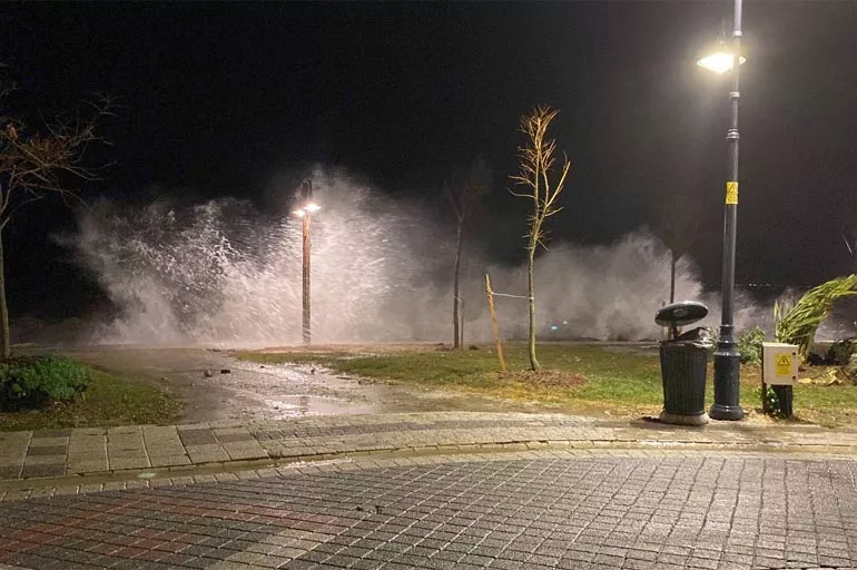 İstanbul'da fırtına: Dev dalgalar oluştu, tekne battı