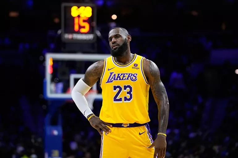 LeBron James rekor kırdı! Lakers, Philadelphia 76ers'a farklı kaybetti