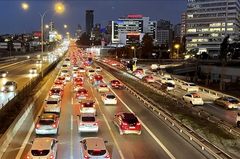 İstanbul'da trafik durma noktasına geldi: Yoğunluk yüzde 85'e yükseldi