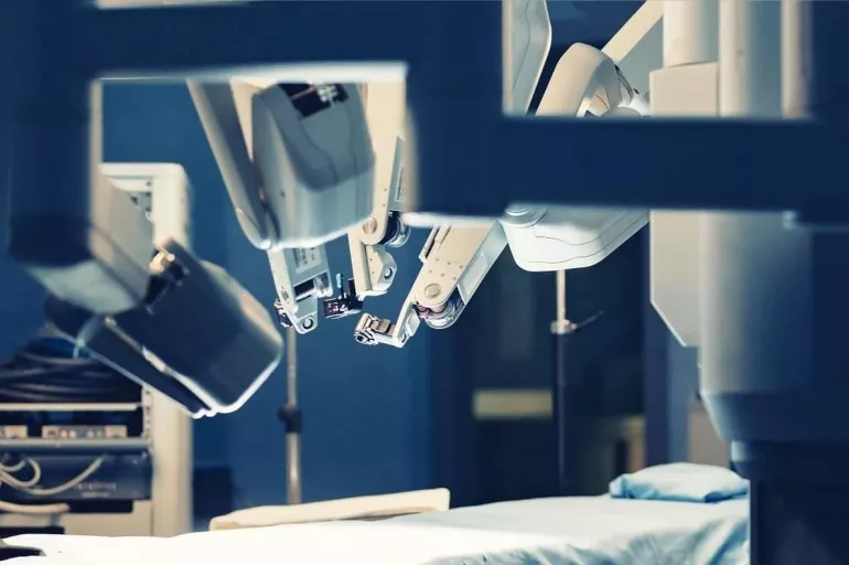Kasık fıtığı ameliyatını robotlar yapıyor: Hastanede sadece 4 saat kalıyorlar