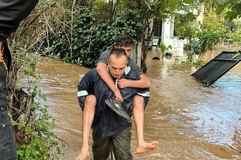 Türkiye yağışa teslim: Antalya ve Muğla'da şiddetli sağanak! Bodrum ve Serik’te su baskınları