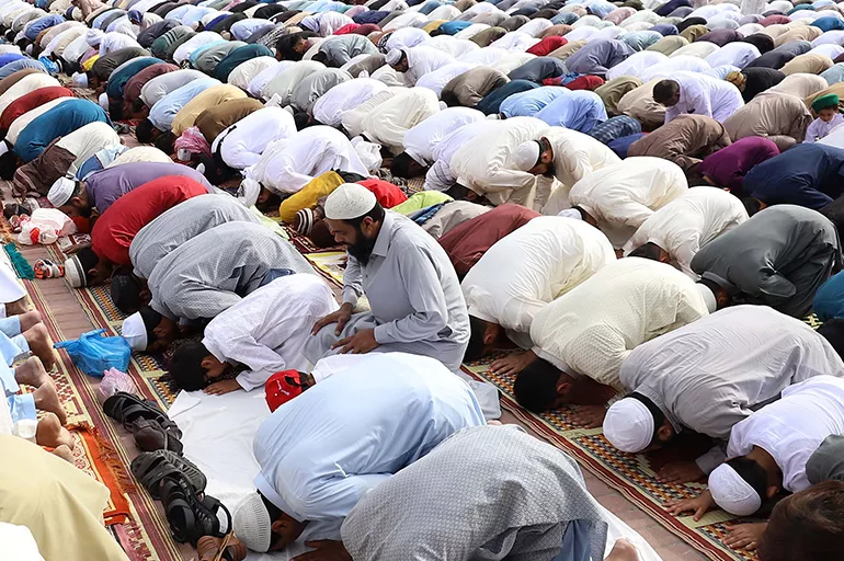 Müslümanlar aşırı sağcıların hedefinde Namaz sırasında müdahale ediyorlar