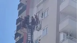 Adana'da korkunç manzara: Halat koptu, boya yapan işçi 11. katta asılı kaldı!