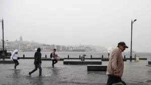 İstanbul'da metroları su bastı araçlar yolda kaldı! İşte vatandaşların sağanakla imtihanı