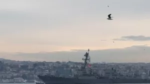 ABD savaş gemisi İstanbul Boğazı'nda