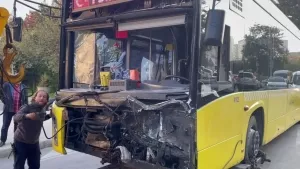 Bayrampaşa'da İETT otobüsü kazaya karıştı! 7 vatandaş yaralı