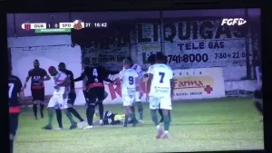 Brezilya'da maç esnasında hakemi döven futbolcu olay oldu