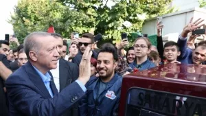 Cumhurbaşkanı Erdoğan'a Sakarya'da yoğun ilgi: Karanfillerle karşılandı