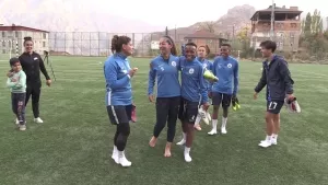 Hakkari'de Afrikalı kadın futbolcular dikkat çekti!