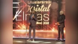 Mustafa Üstündağ'dan ödül aldığı sırada Tamer Karadağlı'ya mesaj!