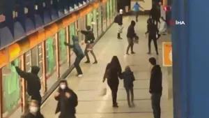 Prag metrosunda ilginç protesto! Sprey boyalarla vagonlara saldırdılar