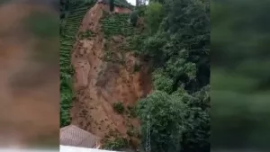 Rize'de aşırı yağışlar heyelanı getirdi! Tehlike anı kamerada