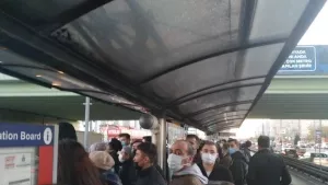 Yenibosna'da metrobüs arızası: Vatandaşlar dakikalarca bekledi