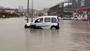 Başkenti yine sel vurdu! Caddeler su ile doldu
