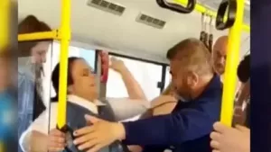 Belediye otobüsünde tokatlı kavga!