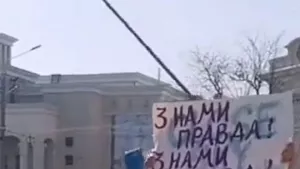 Ukraynalı siviller Bayraktar diye bağırarak Rus işgalini protesto ettiler