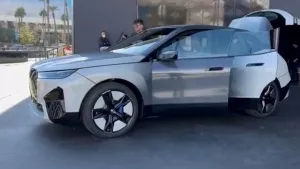 BMW'den teknoloji devrimi! Tek bir tuşla renk değiştiren araç sahnede