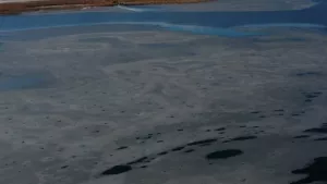 Çıldır Gölü soğuk havanın etkisiyle buz tuttu