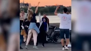 Danimarka'da çılgın teyze gençlerin arasına dalıp dans etti