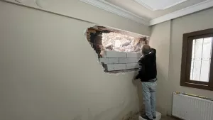 İş makinesi yanlışlıkla yan binanın duvarını kırdı! Ev sahibi şok oldu