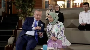 Cumhurbaşkanı Erdoğan genç kızı kıramadı! Birlikte şiir okudular