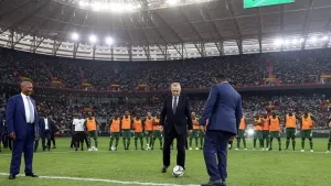 Cumhurbaşkanı Erdoğan Senegal Stadı'nın açılış törenine katıldı: Başlama vuruşunu yaptı