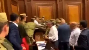 Ermenistan meclisi karıştı! Vekiller birbirine girdi