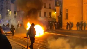Fransız göstericiler Paris'i yine ateşe verdi