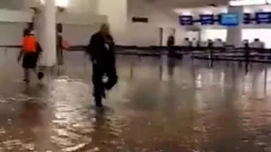 Uluslararası havalimanında sel felaketi