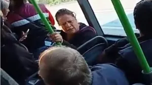 İETT otobüsünde kadın yolcu ortalığı karıştırdı: Hakaretler savurdu